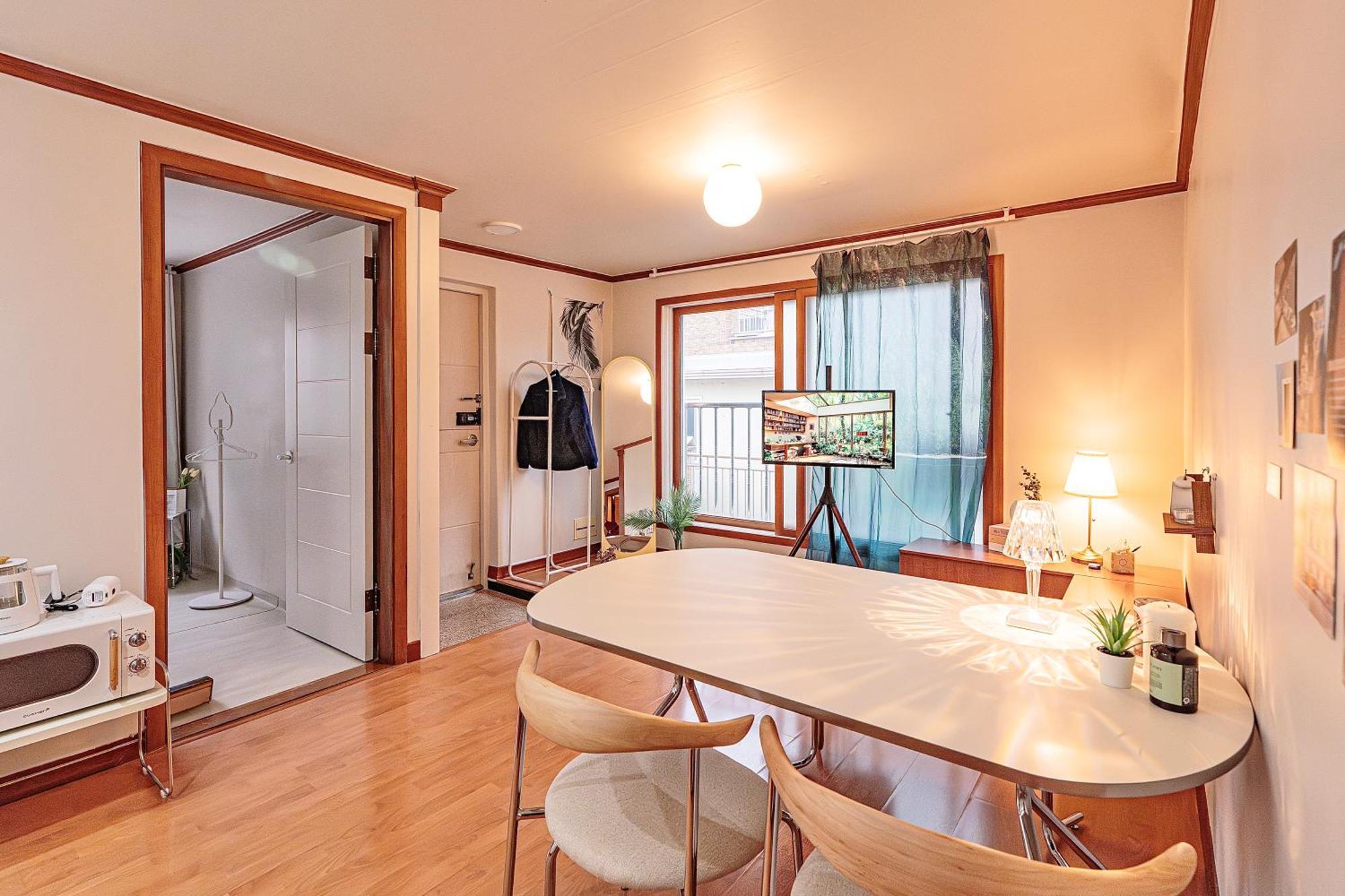 Villa New, 3min To Hapjeong St, Airport Bus Stop, 10min To Hongdae & Mangwon Market, River Park, 2br 2qb Full Of Sunshine, Bedding, Nature Seoul
