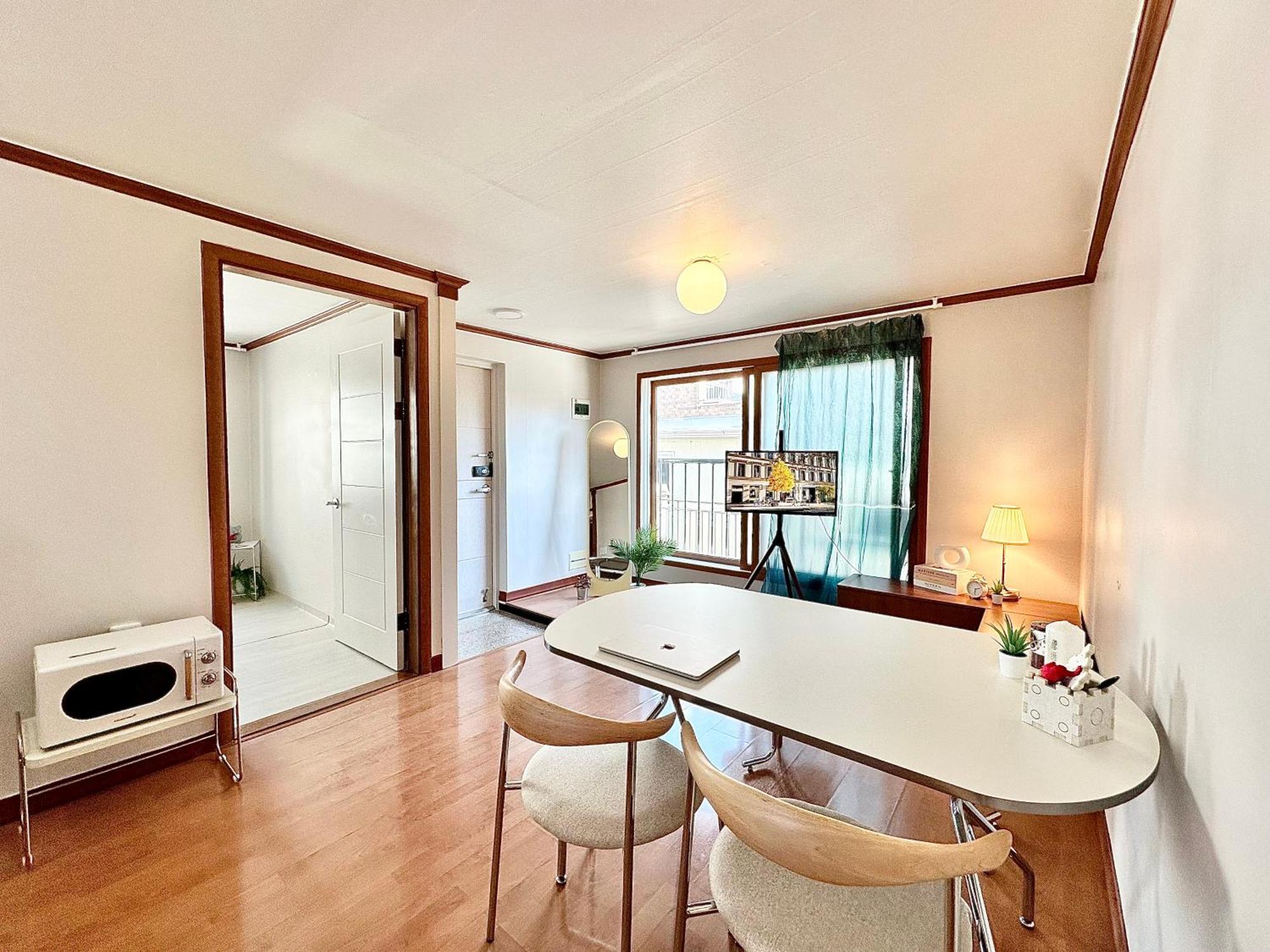 New, 3min To Hapjeong St, Airport Bus Stop, 10min To Hongdae & Mangwon Market, River Park, 2br 2qb Full Of Sunshine, Bedding, Nature Villa