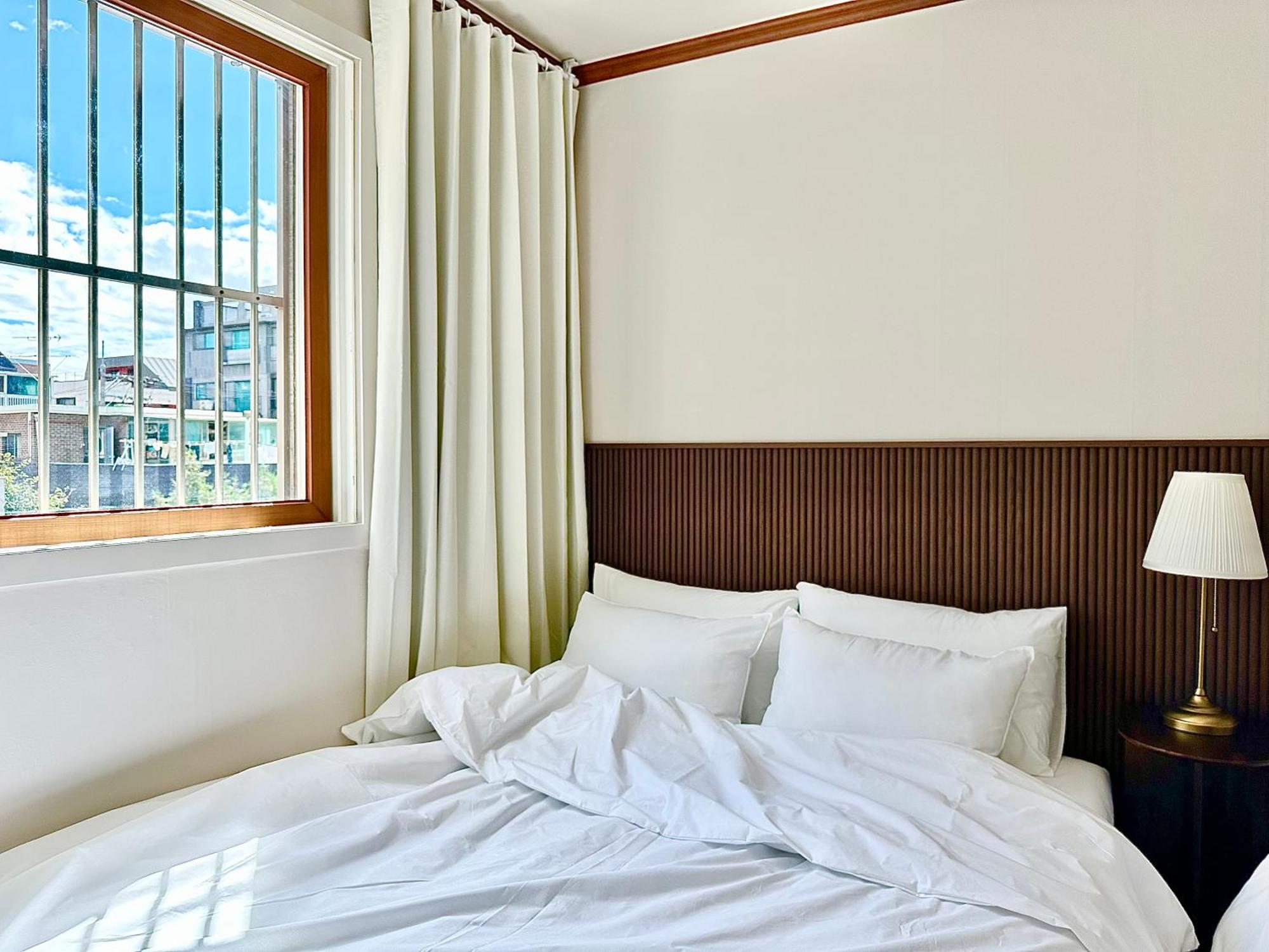 Villa New, 3min To Hapjeong St, Airport Bus Stop, 10min To Hongdae & Mangwon Market, River Park, 2br 2qb Full Of Sunshine, Bedding, Nature