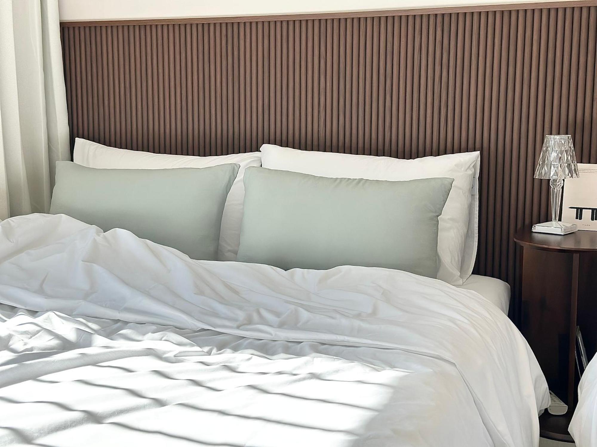 New, 3min To Hapjeong St, Airport Bus Stop, 10min To Hongdae & Mangwon Market, River Park, 2br 2qb Full Of Sunshine, Bedding, Nature * Seoul