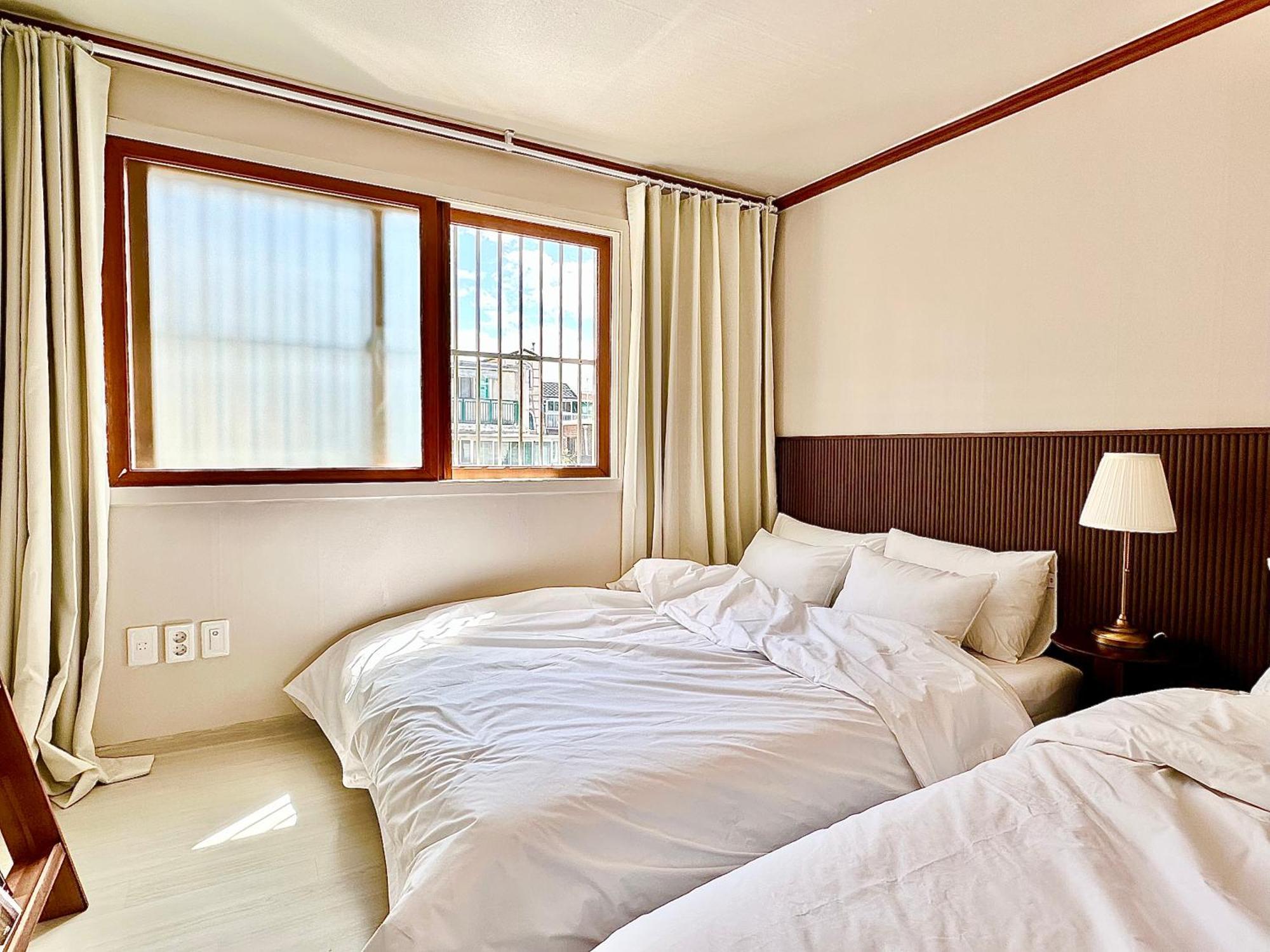 New, 3min To Hapjeong St, Airport Bus Stop, 10min To Hongdae & Mangwon Market, River Park, 2br 2qb Full Of Sunshine, Bedding, Nature Villa Seoul