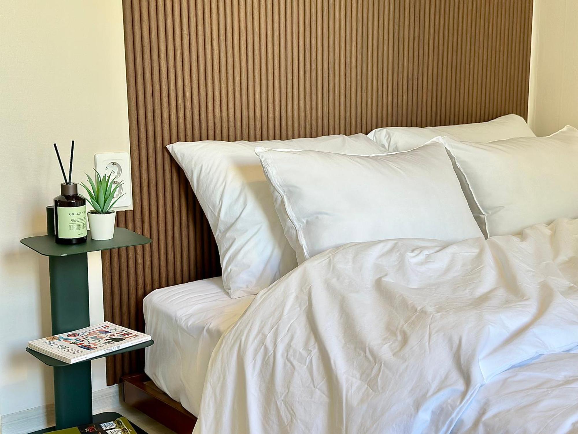 Villa New, 3min To Hapjeong St, Airport Bus Stop, 10min To Hongdae & Mangwon Market, River Park, 2br 2qb Full Of Sunshine, Bedding, Nature *