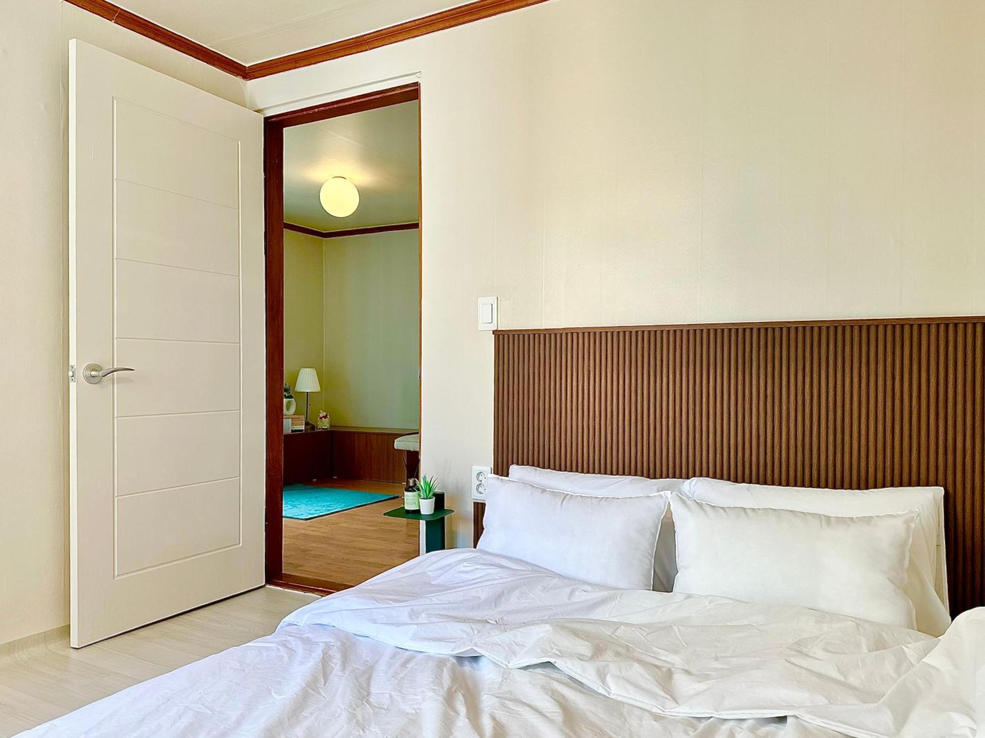 Villa New, 3min To Hapjeong St, Airport Bus Stop, 10min To Hongdae & Mangwon Market, River Park, 2br 2qb Full Of Sunshine, Bedding, Nature Seoul