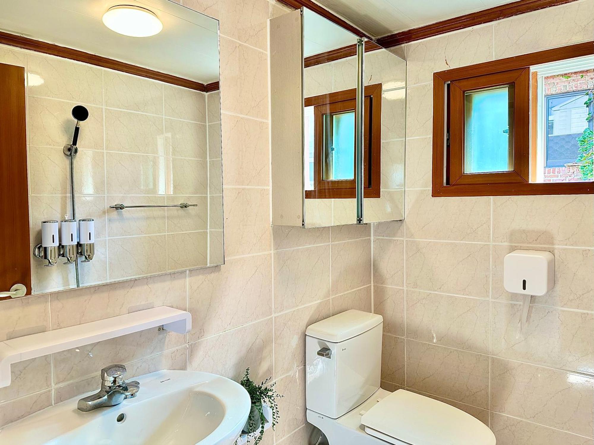New, 3min To Hapjeong St, Airport Bus Stop, 10min To Hongdae & Mangwon Market, River Park, 2br 2qb Full Of Sunshine, Bedding, Nature Villa *