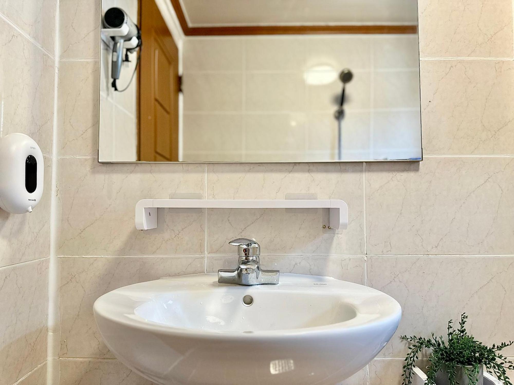 New, 3min To Hapjeong St, Airport Bus Stop, 8min To Hongdae & Mangwon Market, River Park, 2br 3qb Full Of Sunshine, Bedding, Nature