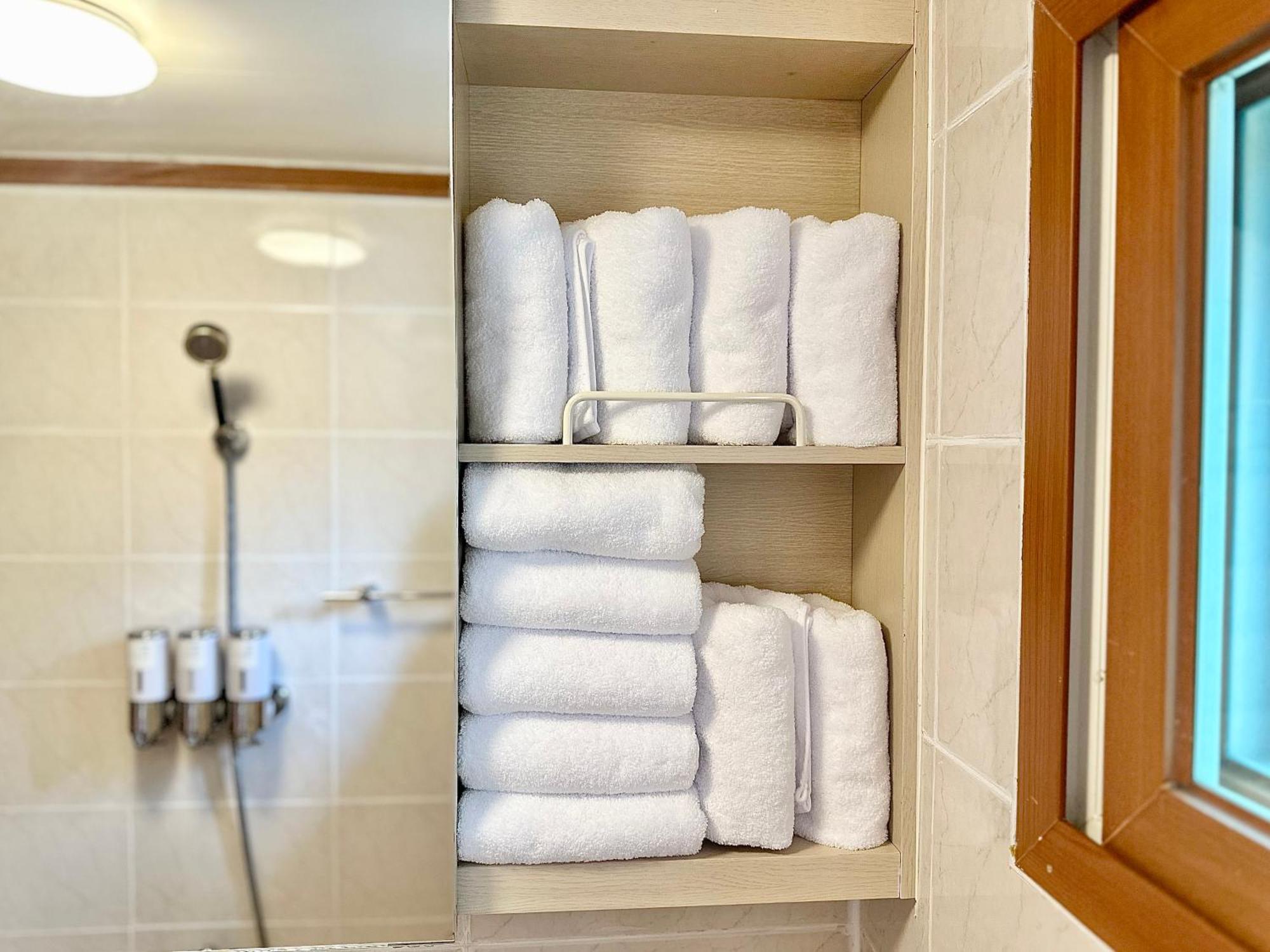 New, 3min To Hapjeong St, Airport Bus Stop, 10min To Hongdae & Mangwon Market, River Park, 2br 2qb Full Of Sunshine, Bedding, Nature * Seoul