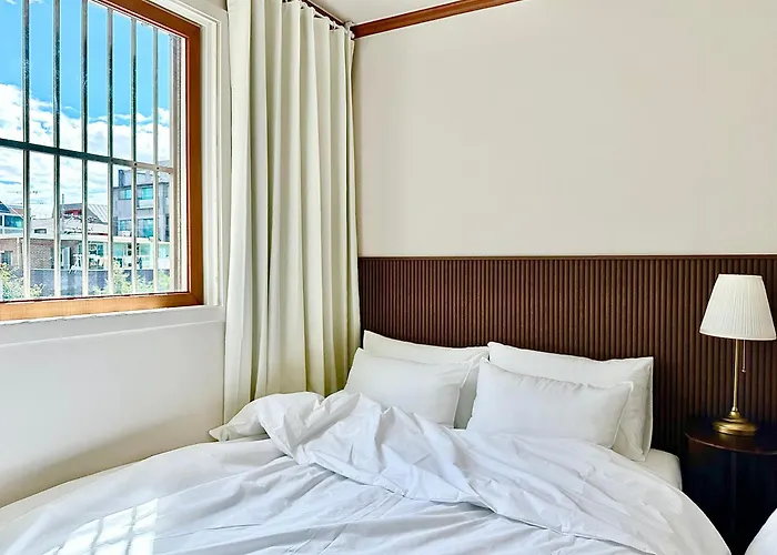 New, 3Min To Hapjeong St, Airport Bus Stop, 8Min To Hongdae & Mangwon Market, Han River Park, 2Br 3Qb Full Of Sunshine, Hotel Bedding, City Nature
