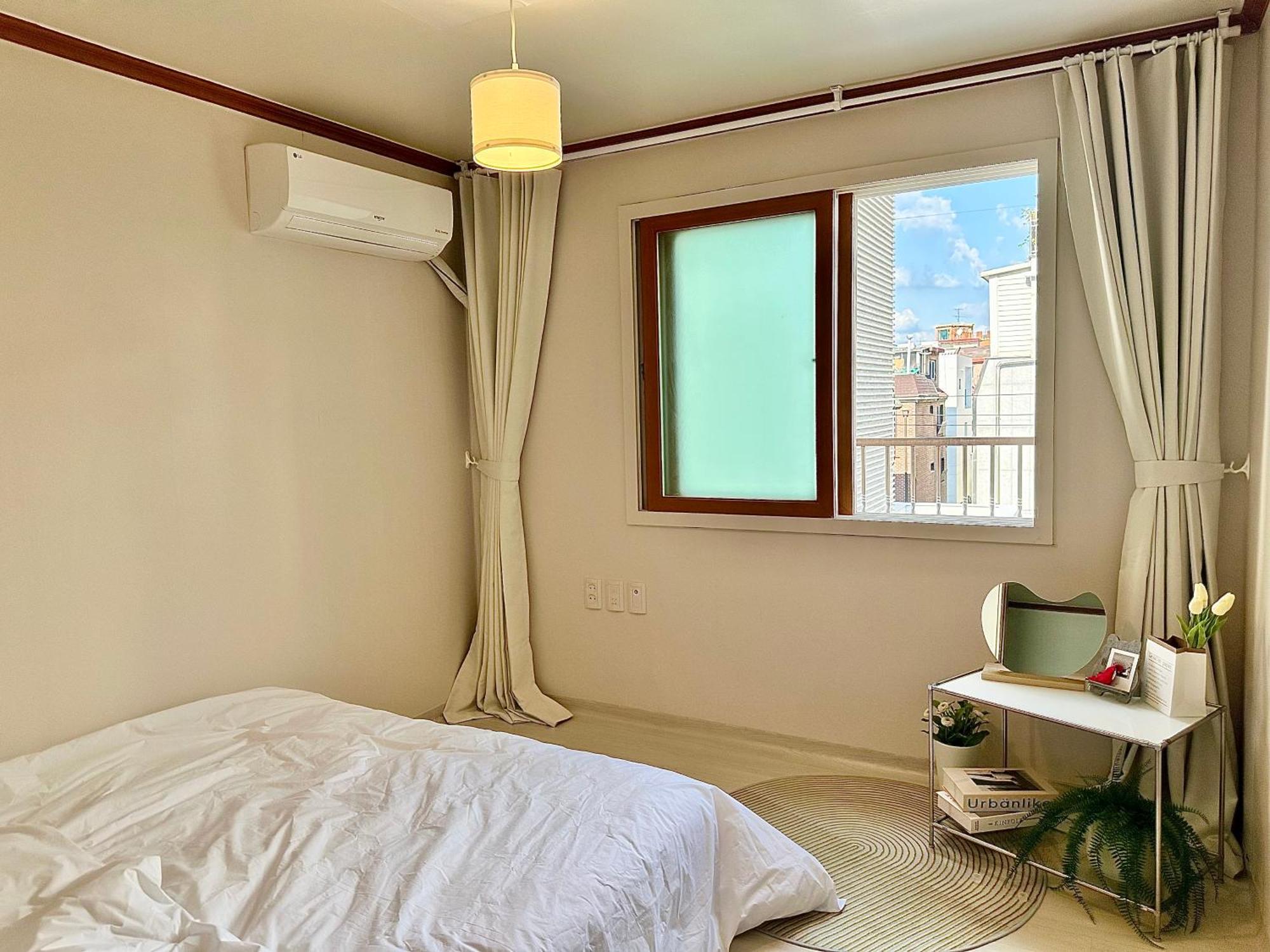 New, 3min To Hapjeong St, Airport Bus Stop, 8min To Hongdae & Mangwon Market, River Park, 2br 3qb Full Of Sunshine, Bedding, Nature Villa *