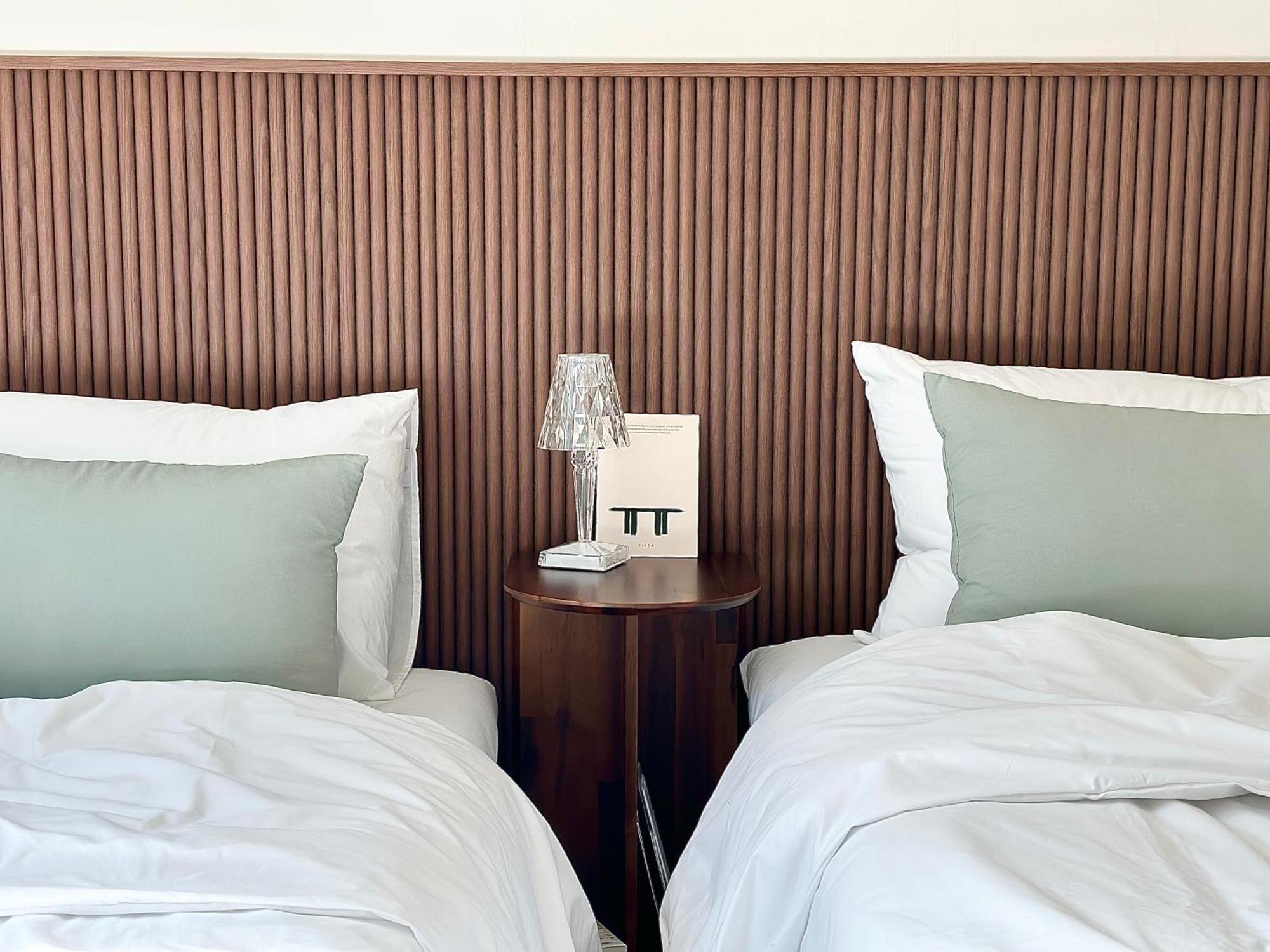 Villa New, 3min To Hapjeong St, Airport Bus Stop, 8min To Hongdae & Mangwon Market, River Park, 2br 3qb Full Of Sunshine, Bedding, Nature